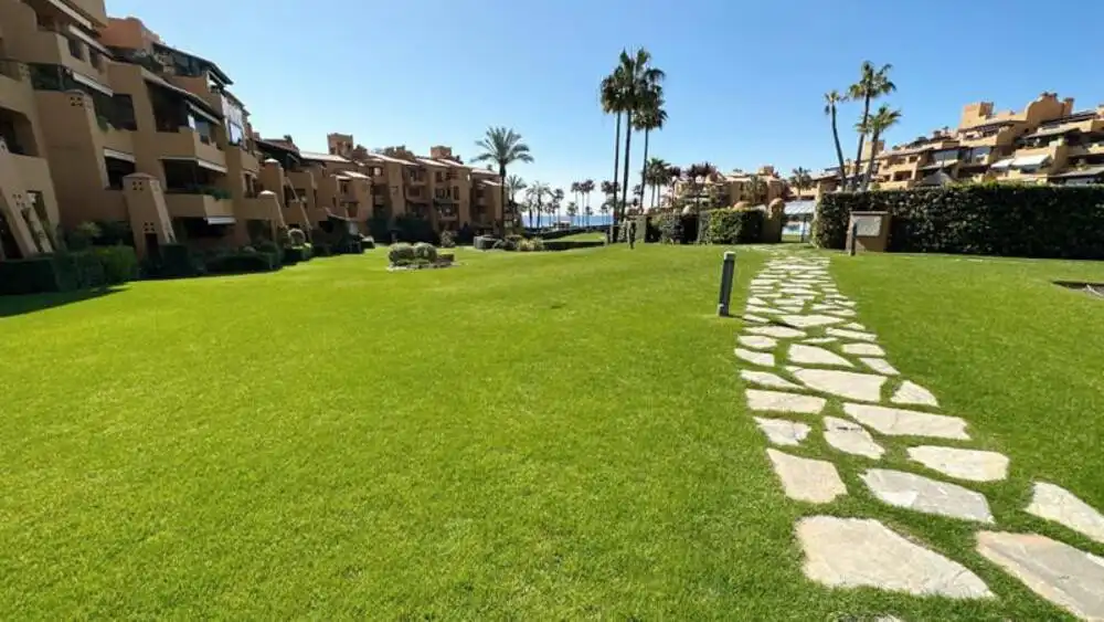 Jardí de Apartament de lloguer en Estepona amb Aire condicionat, Terrassa i Piscina
