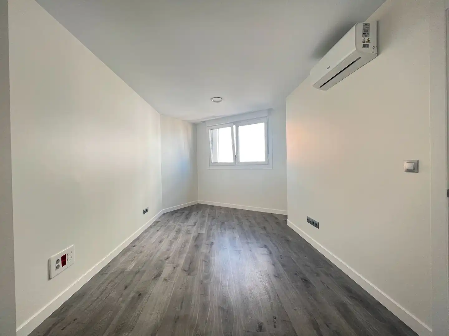 Schlafzimmer von Büro zur Miete in Carballo mit Klimaanlage und Heizung