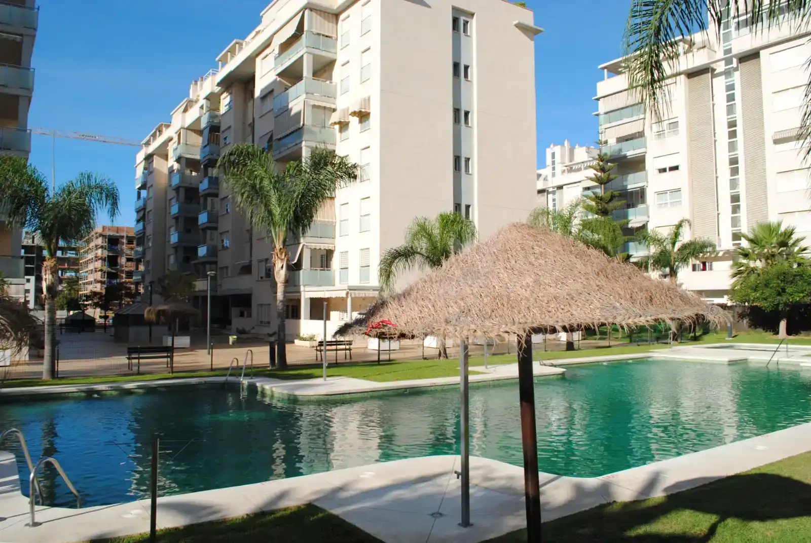 Vista exterior de Pis en venda en Rincón de la Victoria amb Aire condicionat, Piscina i Balcó