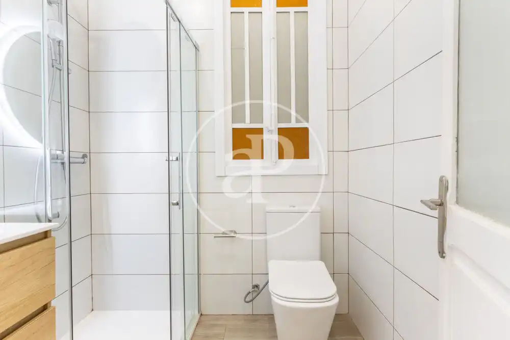 Bathroom of Flat for rent in Valencia  with Air Conditioner, Heating and Furnished