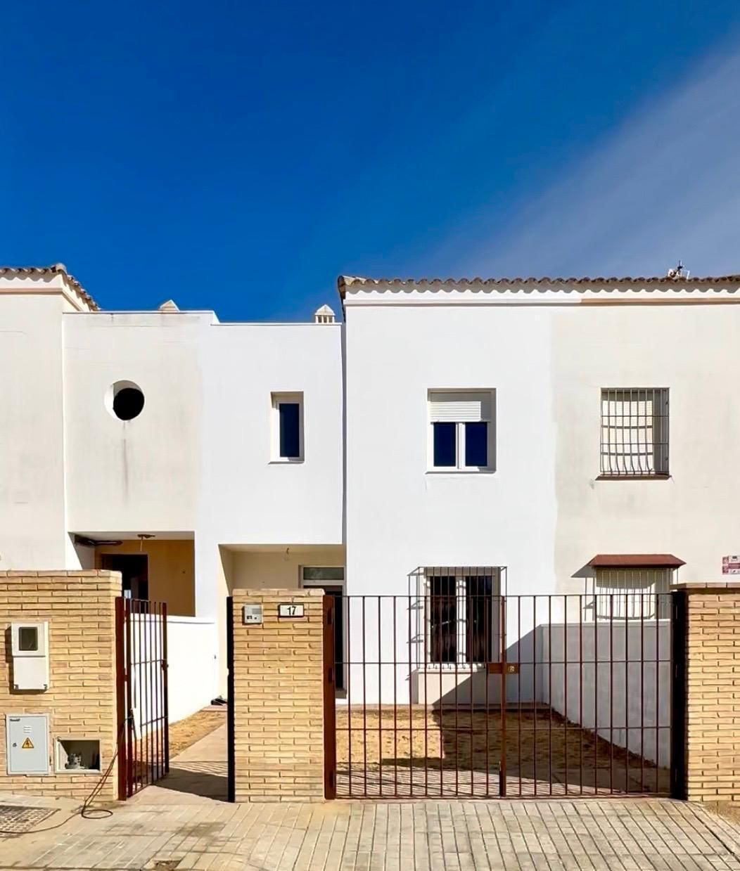 Außenansicht von Einfamilien-Reihenhaus zum Verkauf in Manzanilla mit Privatgarten, Terrasse und Balkon