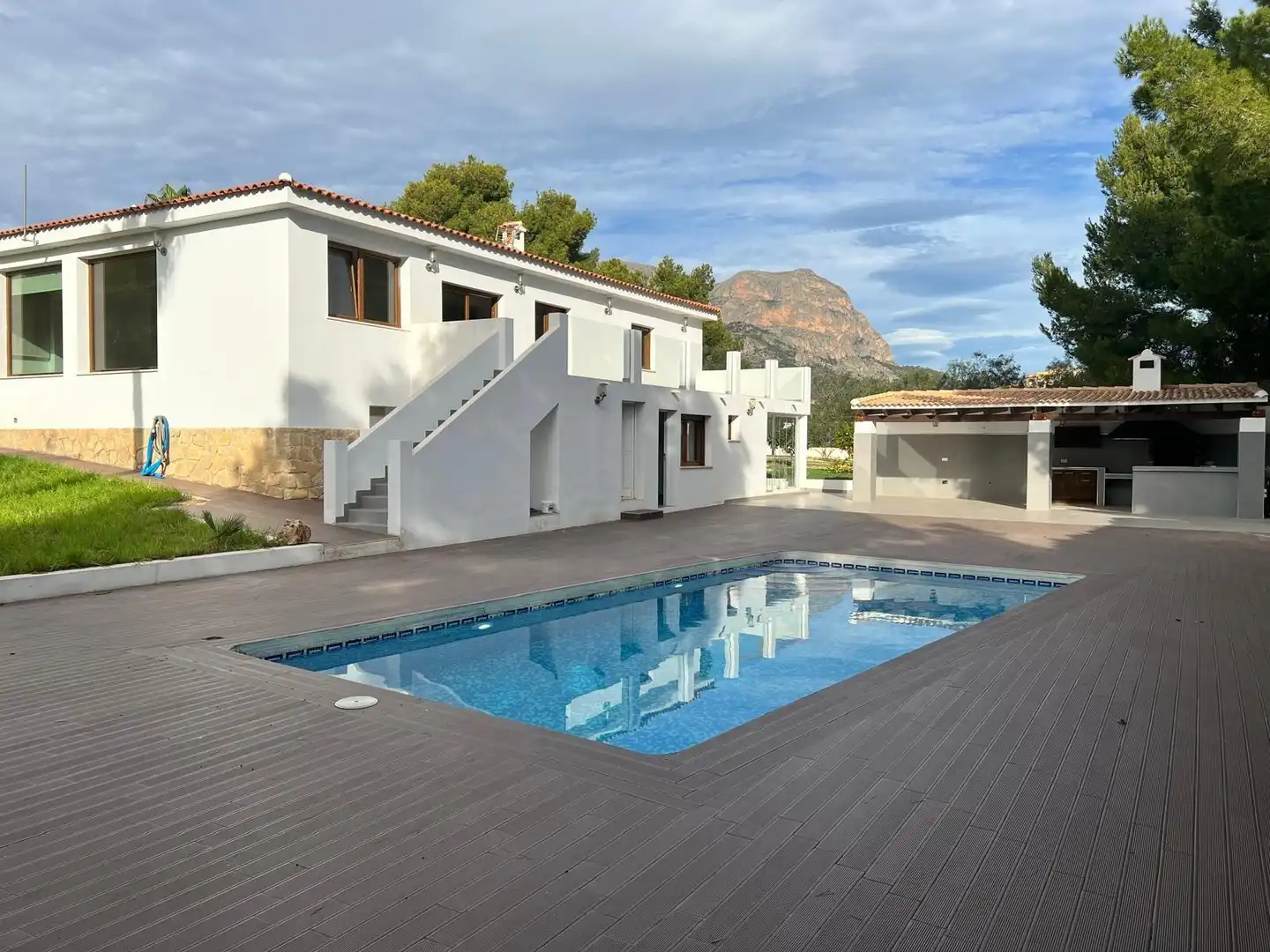 Vista exterior de Casa o xalet en venda en La Nucia amb Jardí privat, Terrassa i Piscina