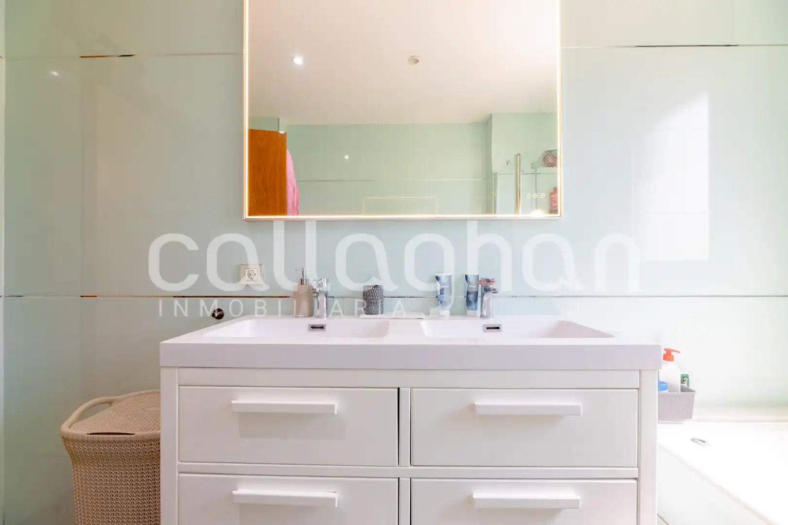 Bathroom of Detached homes for rent in Paterna  with Air Conditioner, Heating and Private garden