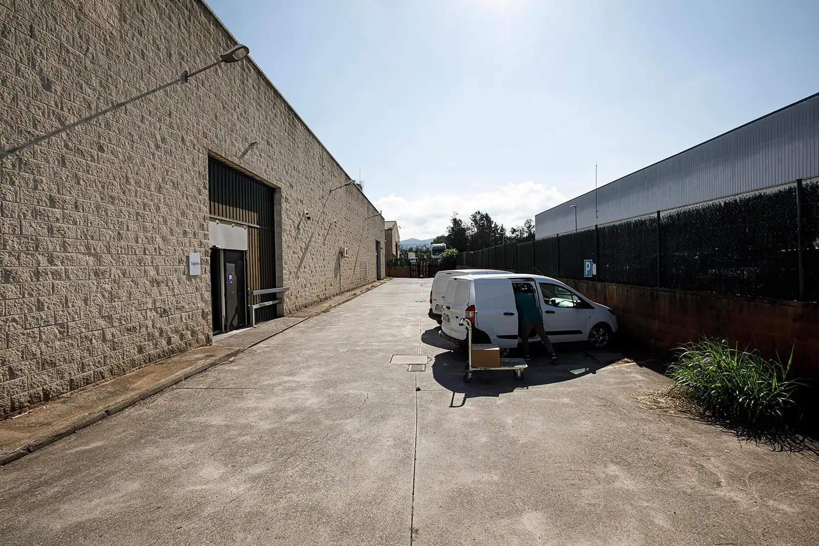 Vista exterior de Nave industrial en venta en Celrà, Girona