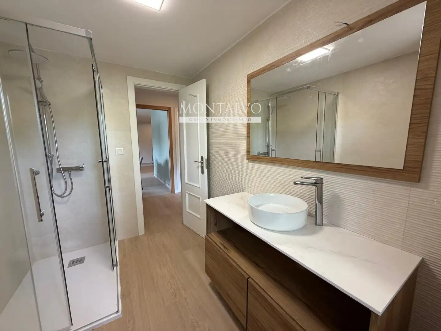 Baño de Piso de alquiler en Granada con Lavadora, Microondas y TV