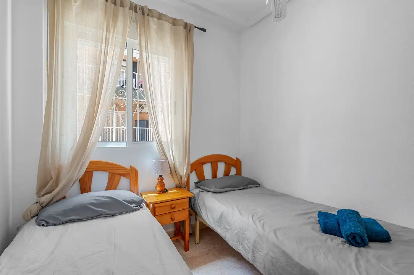 Habitación de Apartamento en venta en Torrevieja con Aire acondicionado, Amueblado y Horno