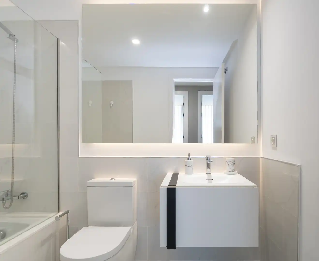Bany de Apartament en venda en Estepona amb Aire condicionat, Jardí privat i Traster
