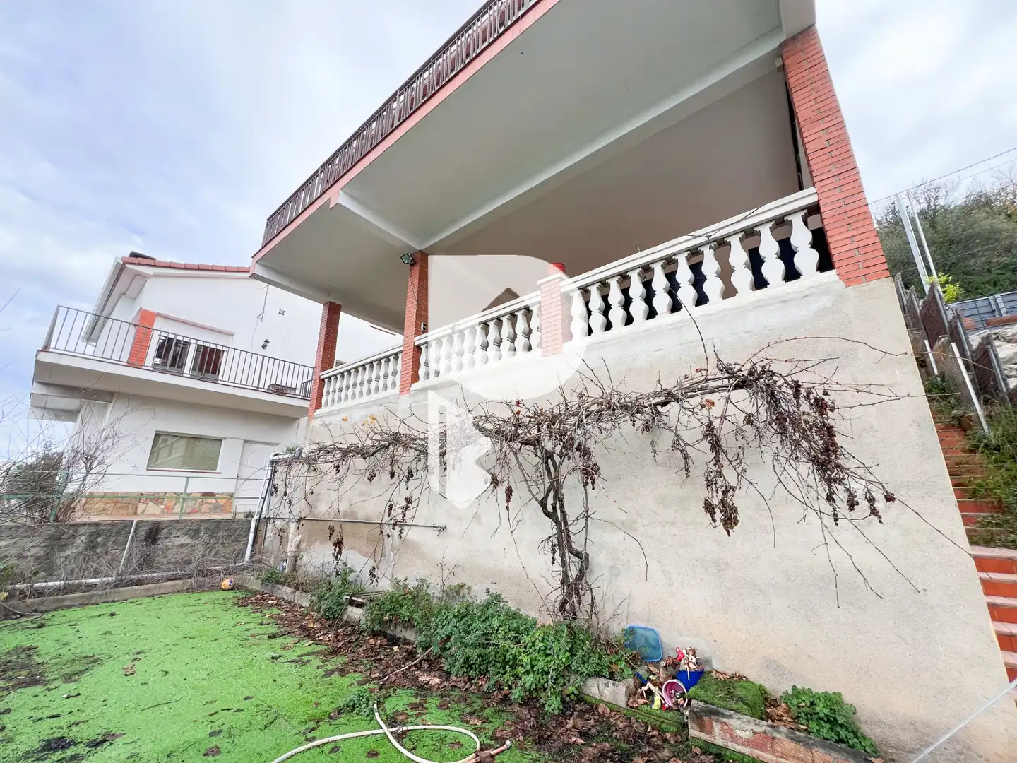 Vista exterior de Casa o xalet en venda en Torrelles de Llobregat amb Aire condicionat, Calefacció i Jardí privat