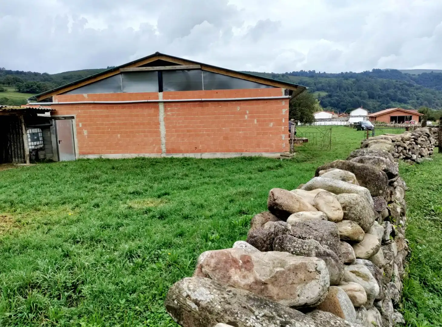 Vista exterior de Nave industrial en venta en Arenas de Iguña