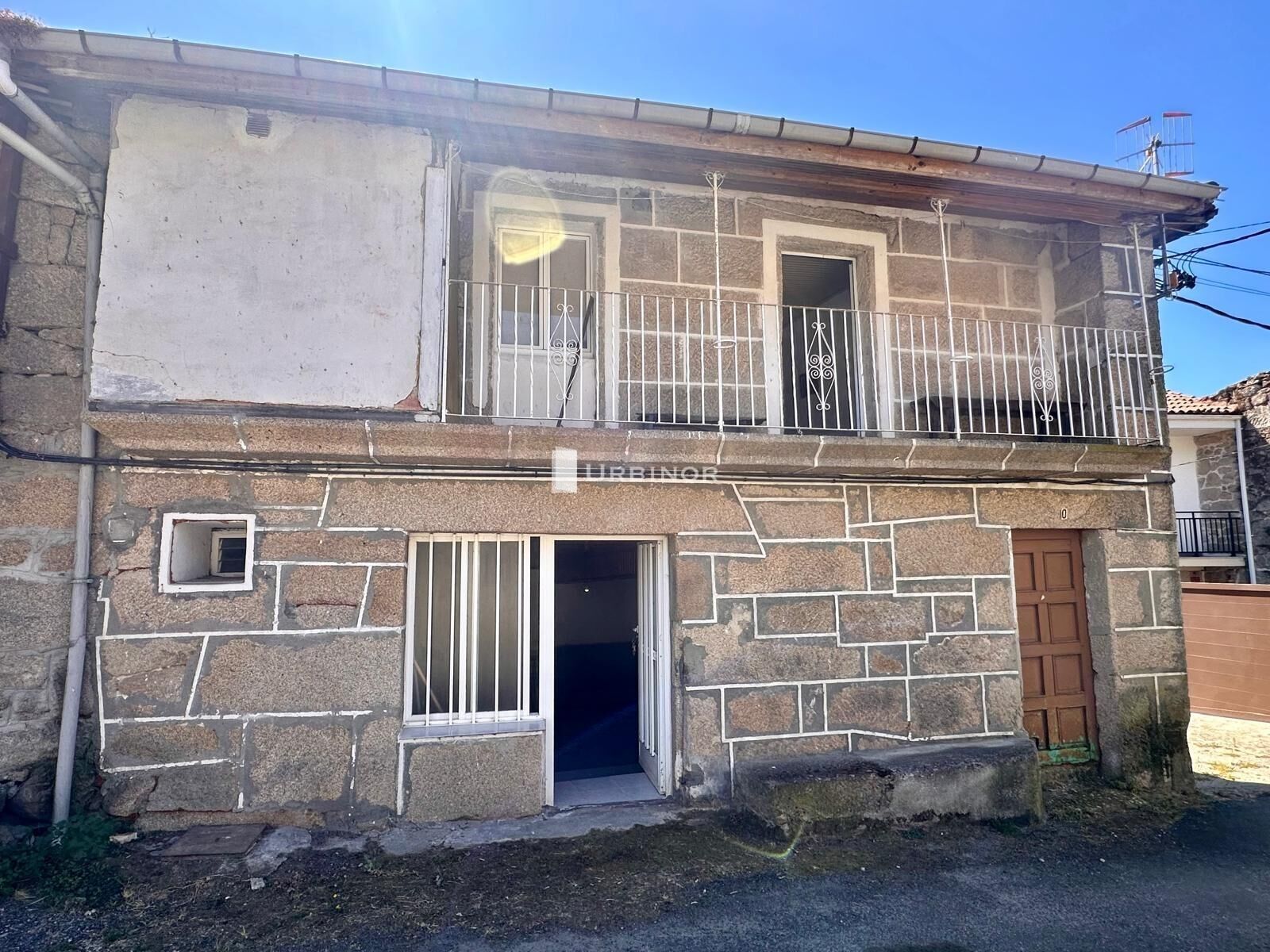 Vista exterior de Finca rústica en venda en Vilar de Barrio amb Jardí privat