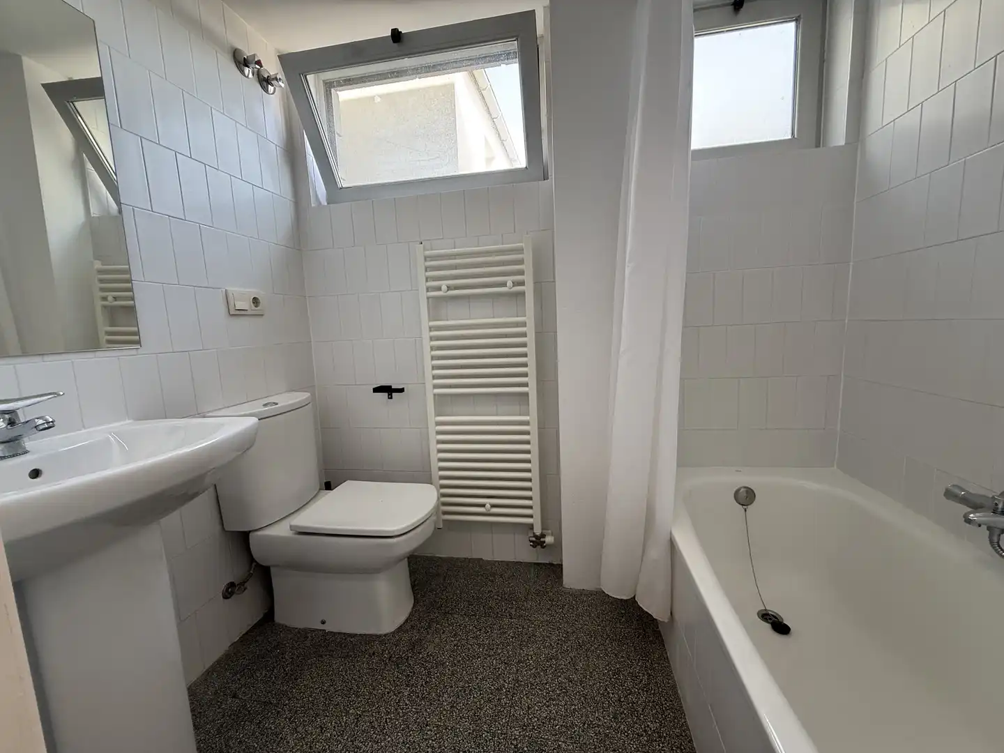 Baño de Piso de alquiler en Rosselló con Calefacción