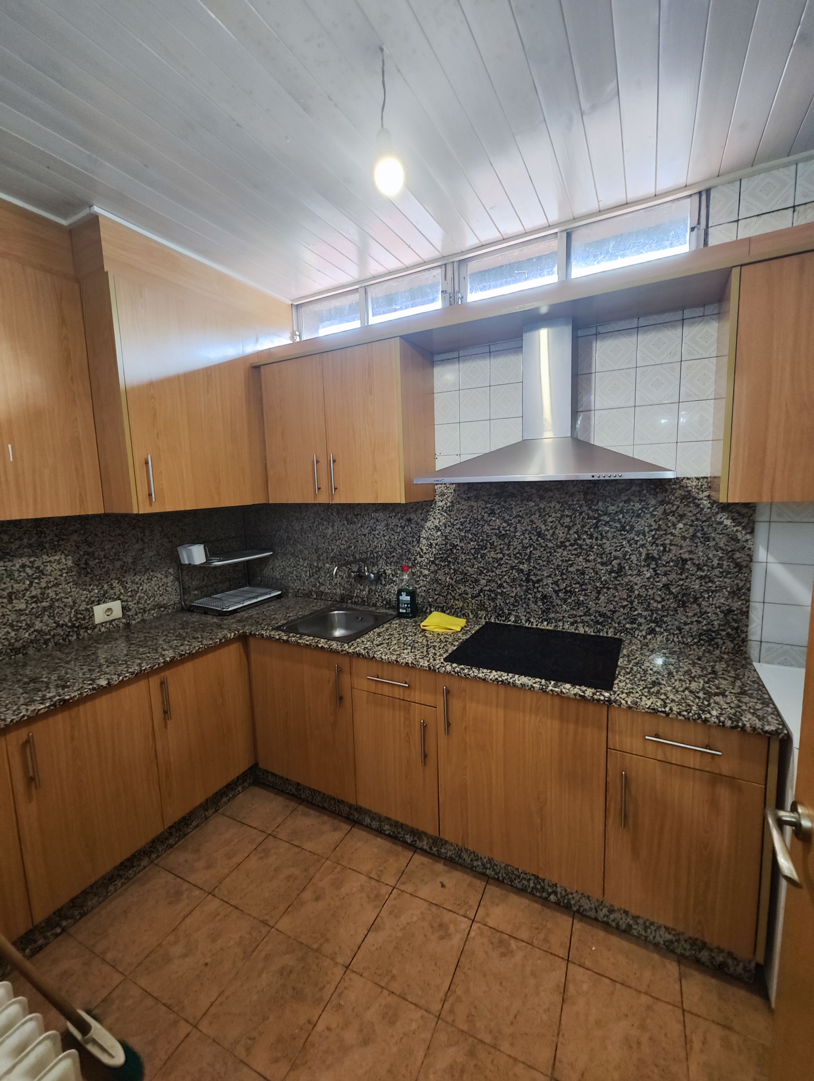 Cuina de Pis de lloguer en Santiago de Compostela  amb Calefacció, Parquet i Moblat