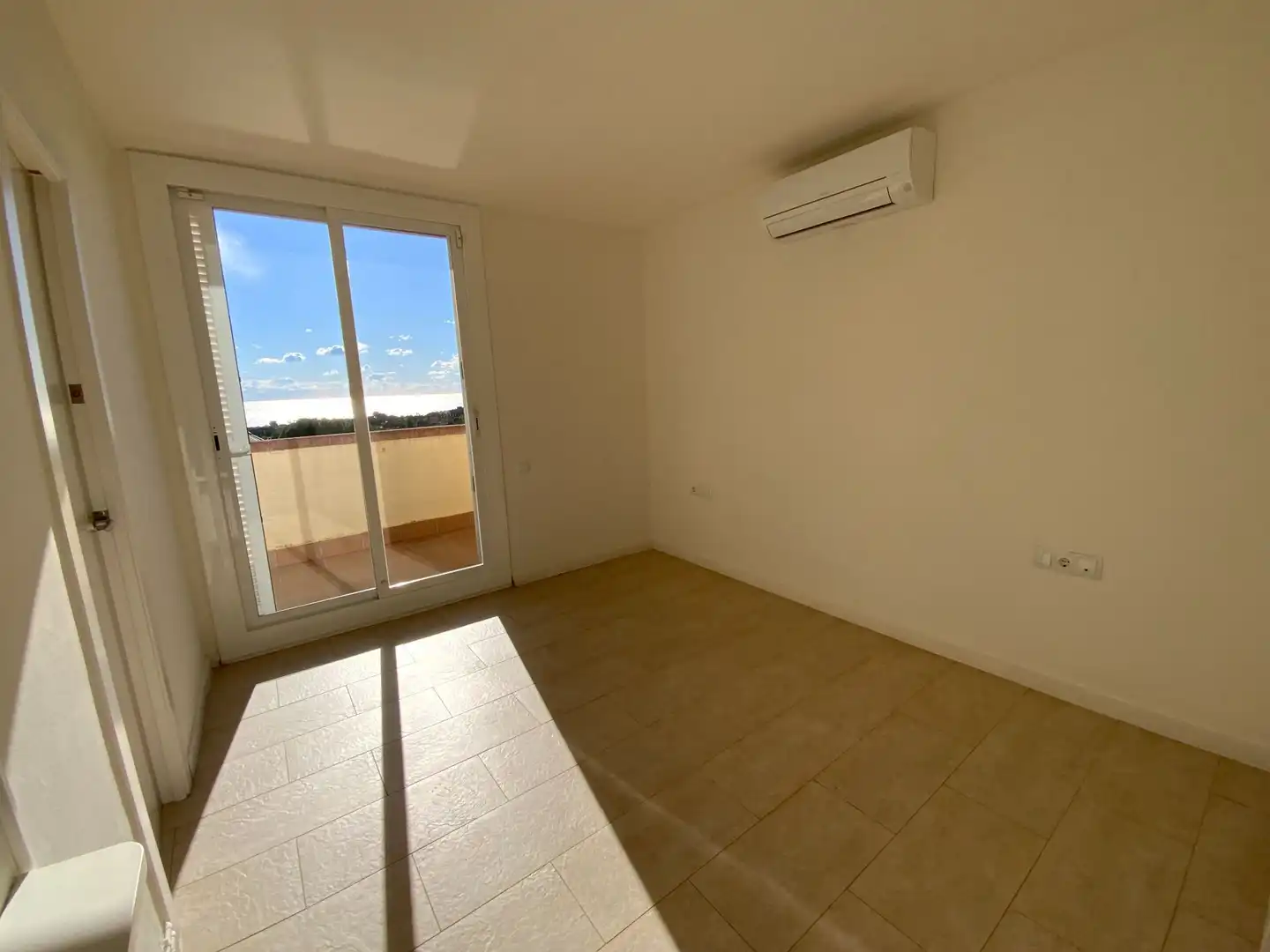 Schlafzimmer von Dachboden zum Verkauf in Sant Vicenç de Montalt mit Klimaanlage, Heizung und Abstellraum
