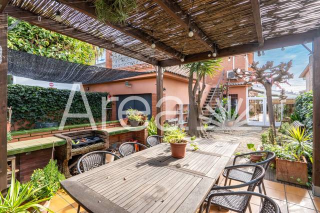 Casa-chalet en Venta en  NARCIS MONTURIOL en Banyeres