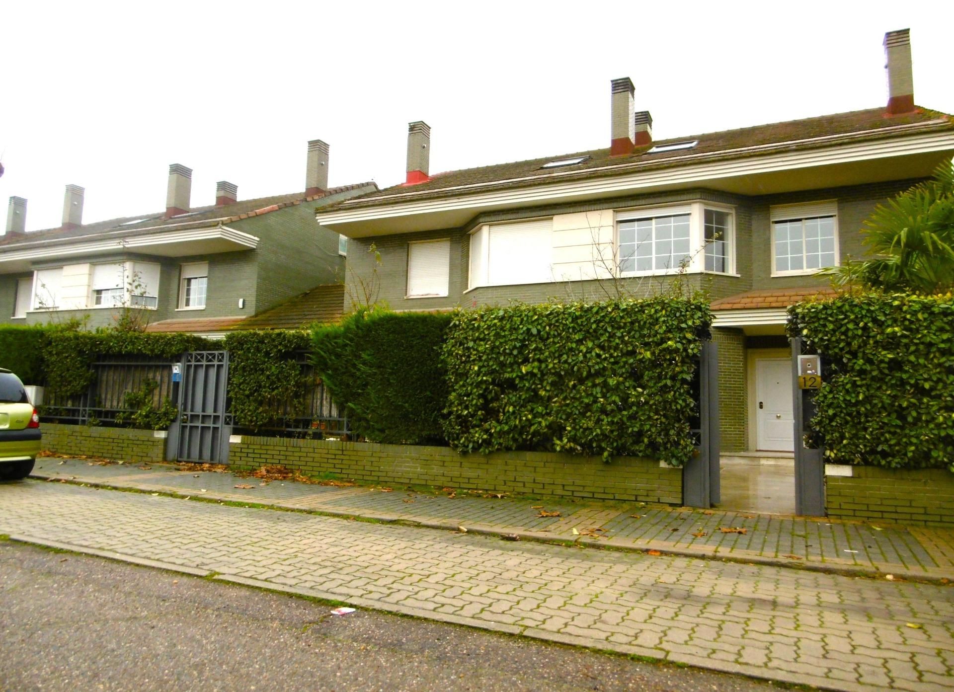 Vista exterior de Casa adosada de lloguer en Simancas amb Jardí privat, Parquet i Traster