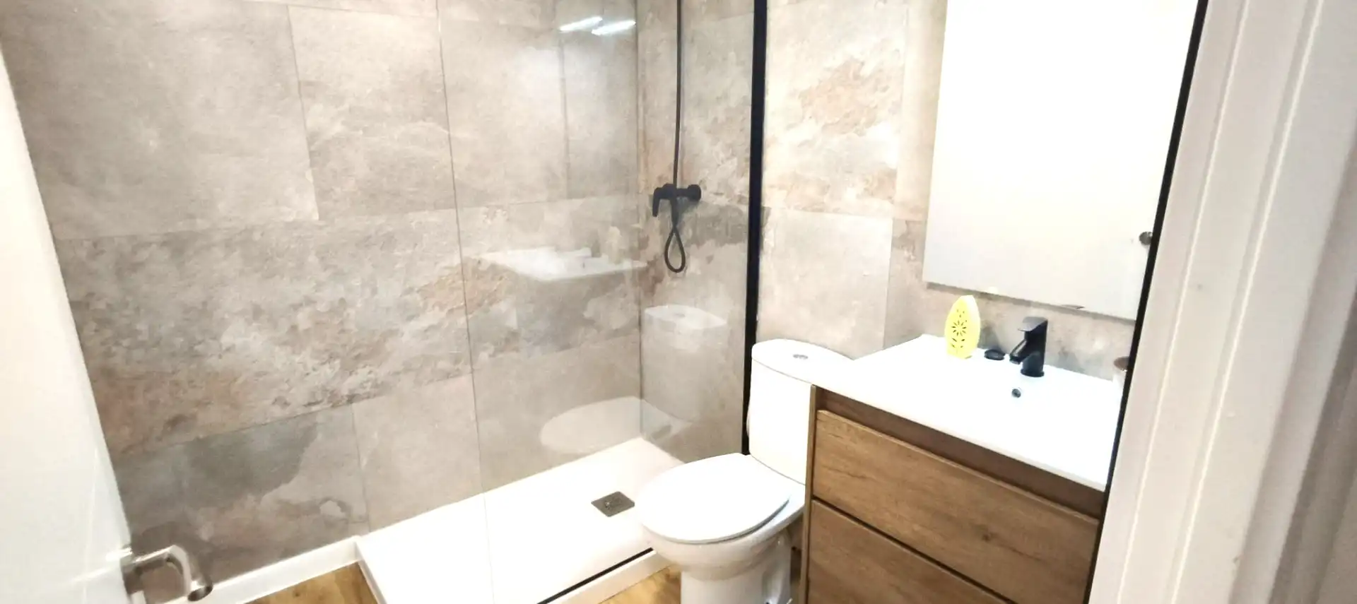 Badezimmer von Wohnung zum Verkauf in Reus mit Klimaanlage, Parkett und Möbliert