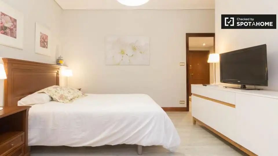Schlafzimmer von Wohnung zur Miete in Bilbao  mit Klimaanlage, Heizung und Möbliert
