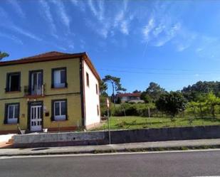 Vista exterior de Casa o xalet en venda en Rianxo amb Jardí privat, Terrassa i Moblat