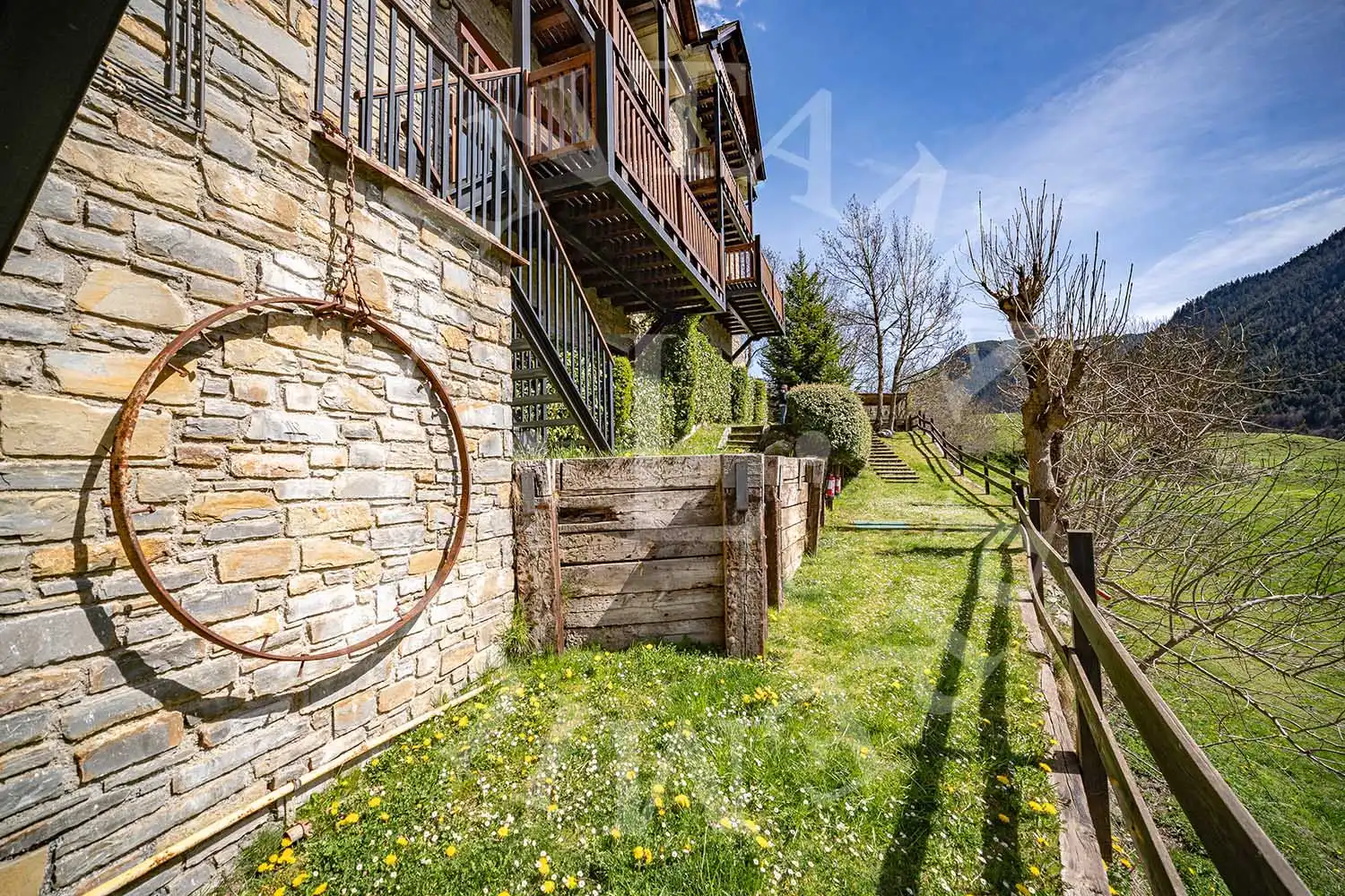 Vista exterior de Casa adosada en venta en Naut Aran con Calefacción, Jardín privado y Parquet