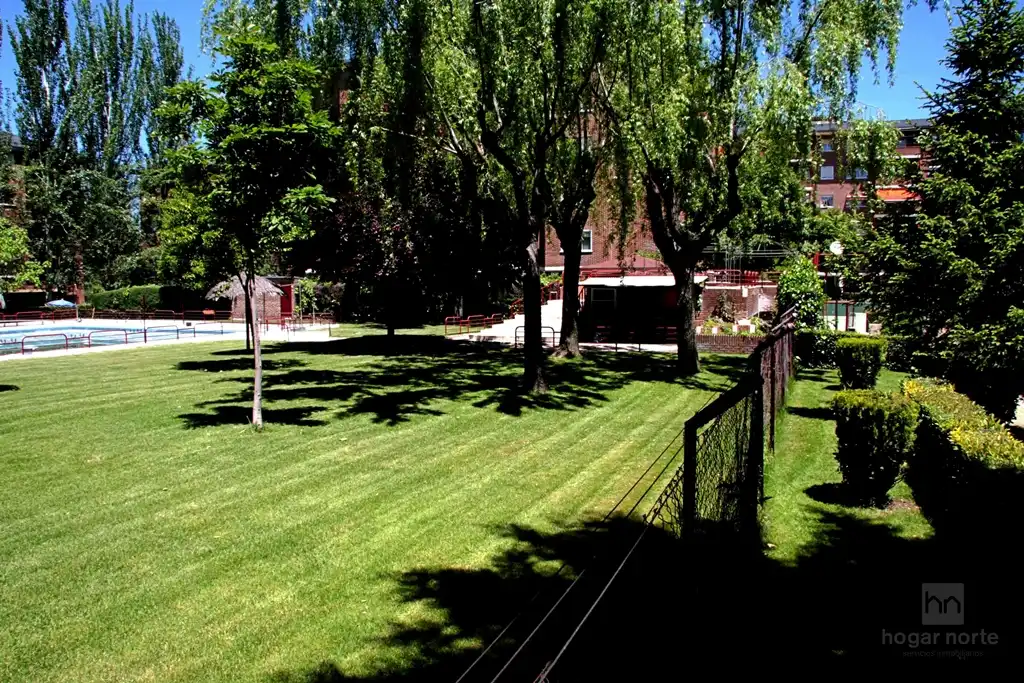 Jardí de Pis en venda en San Sebastián de los Reyes amb Calefacció, Jardí privat i Parquet