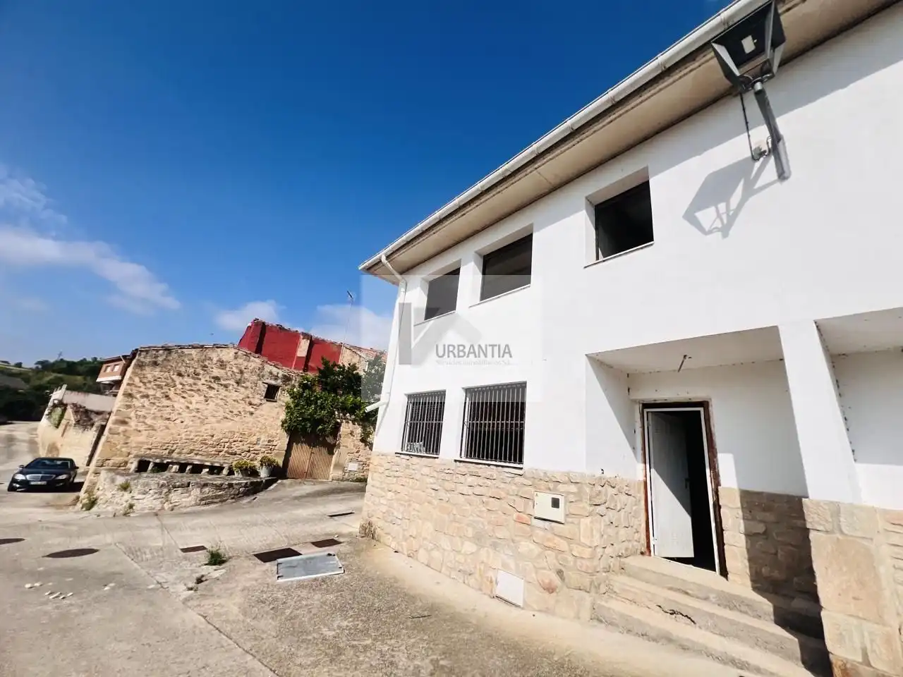 Außenansicht von Einfamilien-Reihenhaus zum Verkauf in Torres del Río mit Privatgarten