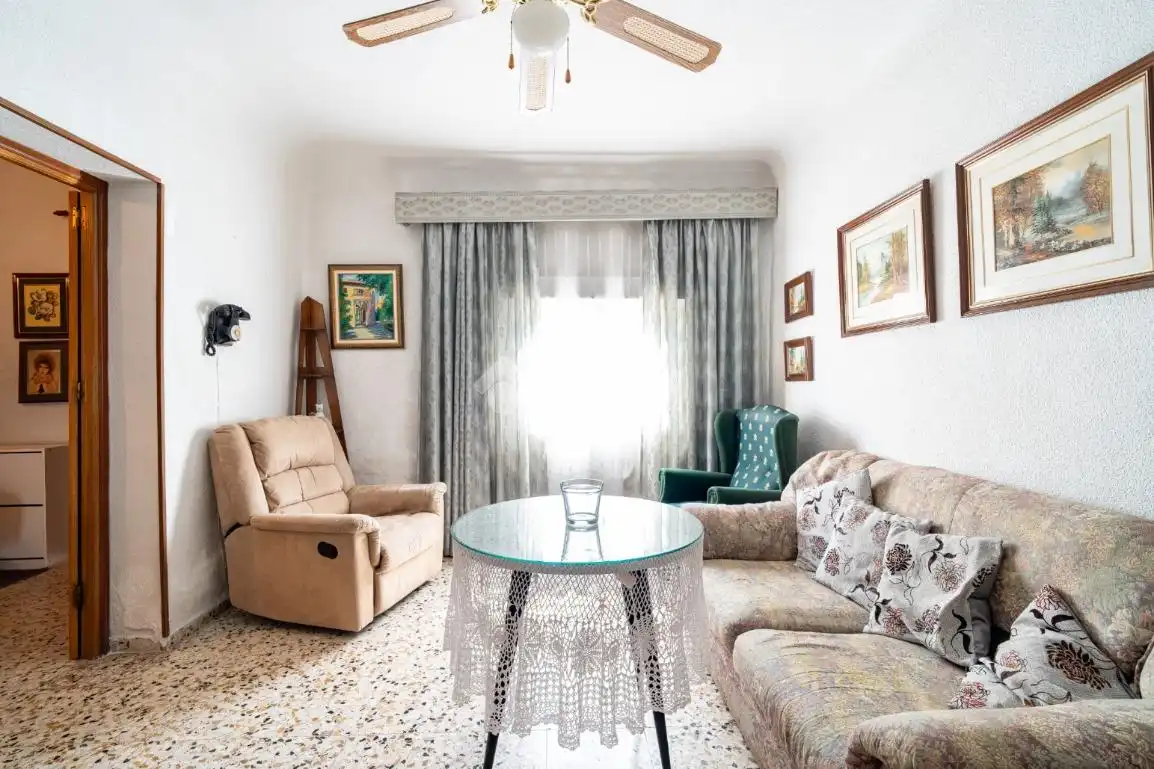 Sala d'estar de Casa adosada en venda en Granada