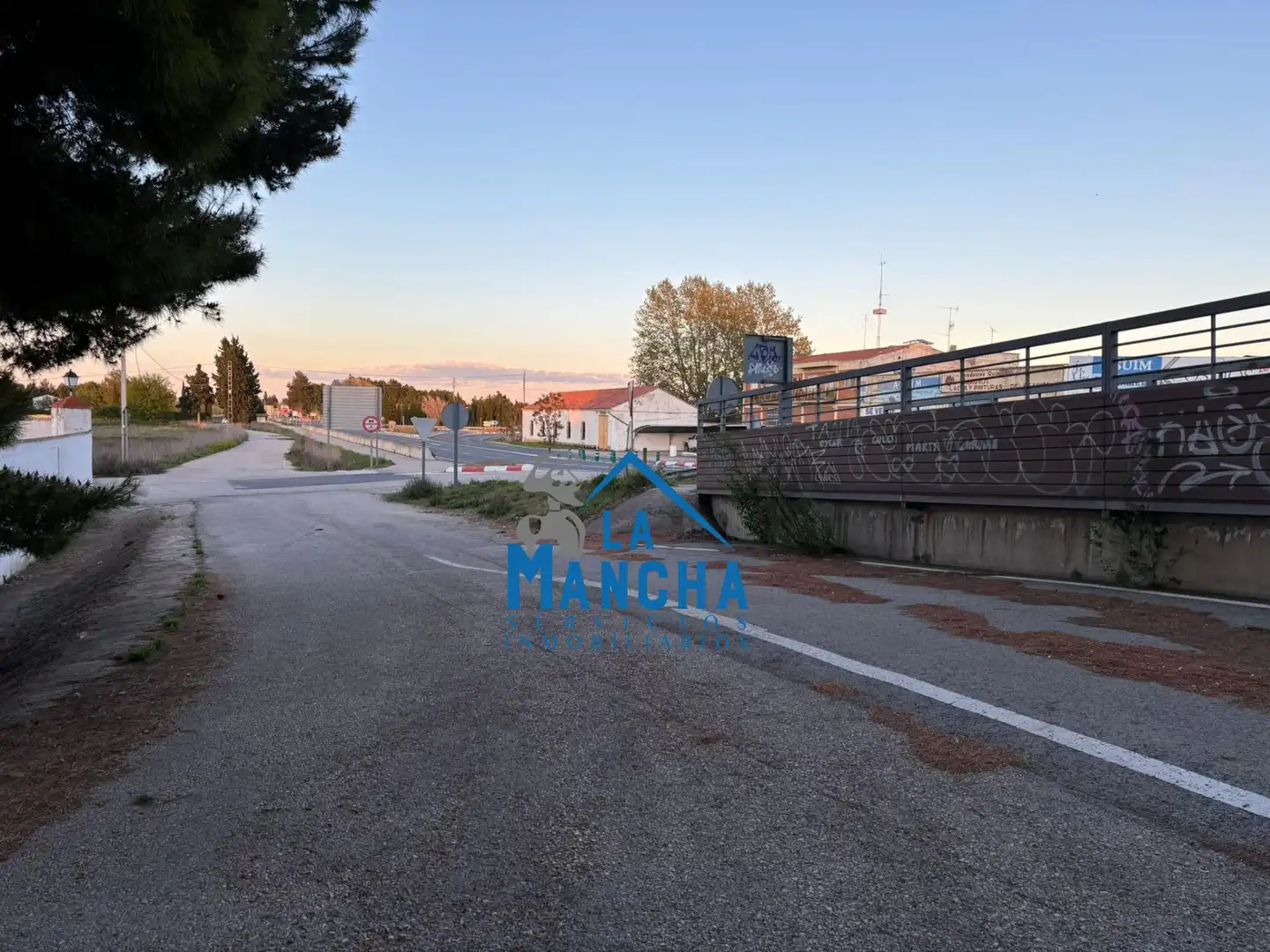 Außenansicht von Fabrikhallen zum Verkauf in Albacete