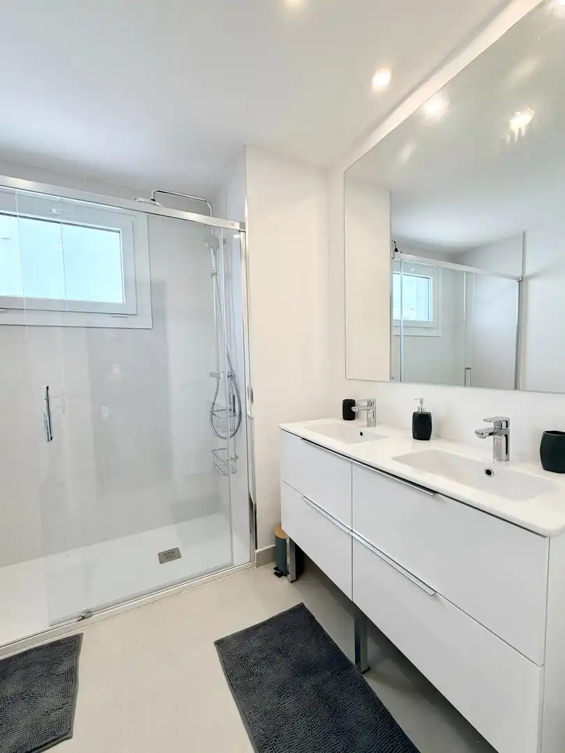 Baño de Apartamento de alquiler en Estepona con Aire acondicionado, Terraza y Piscina