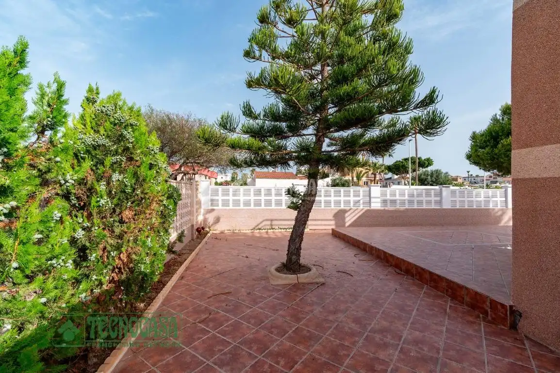 Jardí de Casa o xalet en venda en Roquetas de Mar amb Calefacció, Terrassa i Alarma