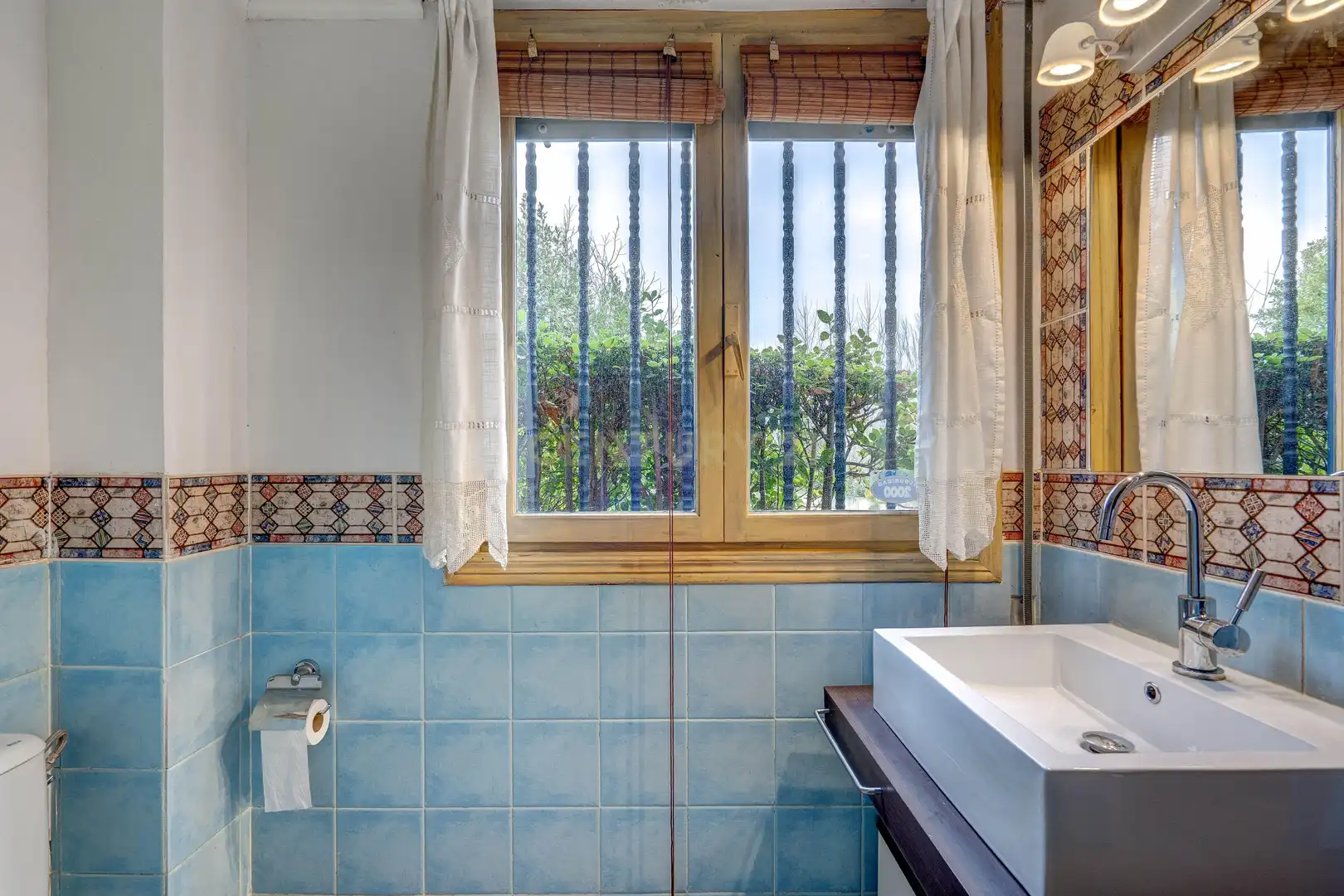 Badezimmer von Einfamilien-Reihenhaus zum Verkauf in Anguciana mit Privatgarten, Abstellraum und Schwimmbad