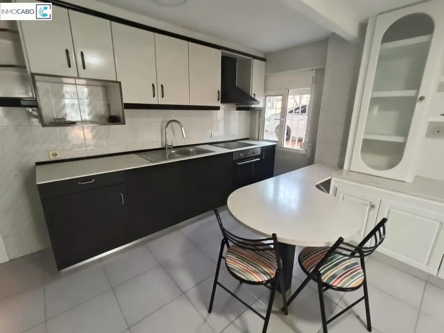 Cuina de Apartament de lloguer en Los Alcázares amb Aire condicionat, Terrassa i Traster