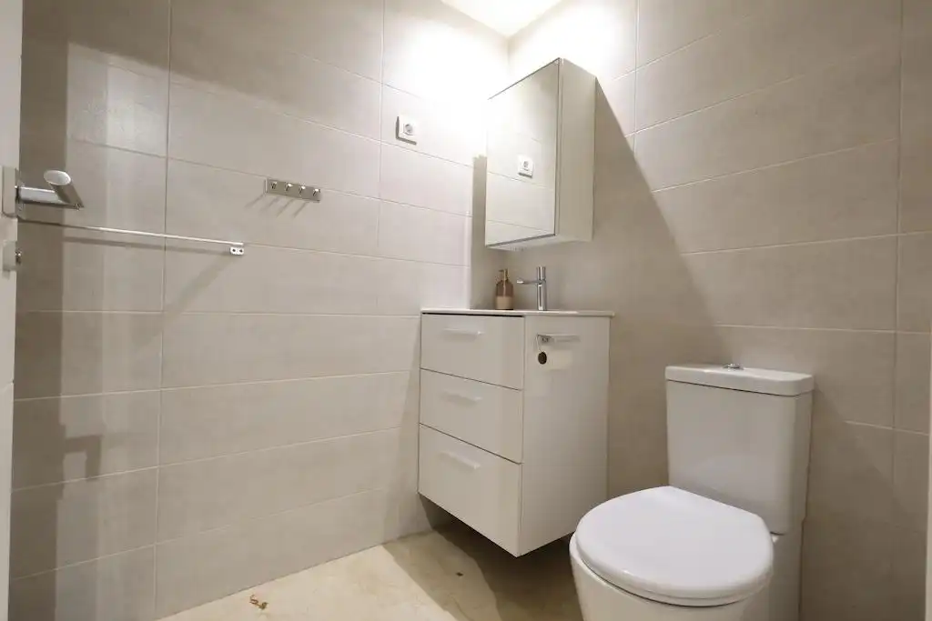 Baño de Apartamento de alquiler en Torrevieja con Aire acondicionado, Calefacción y Jardín privado