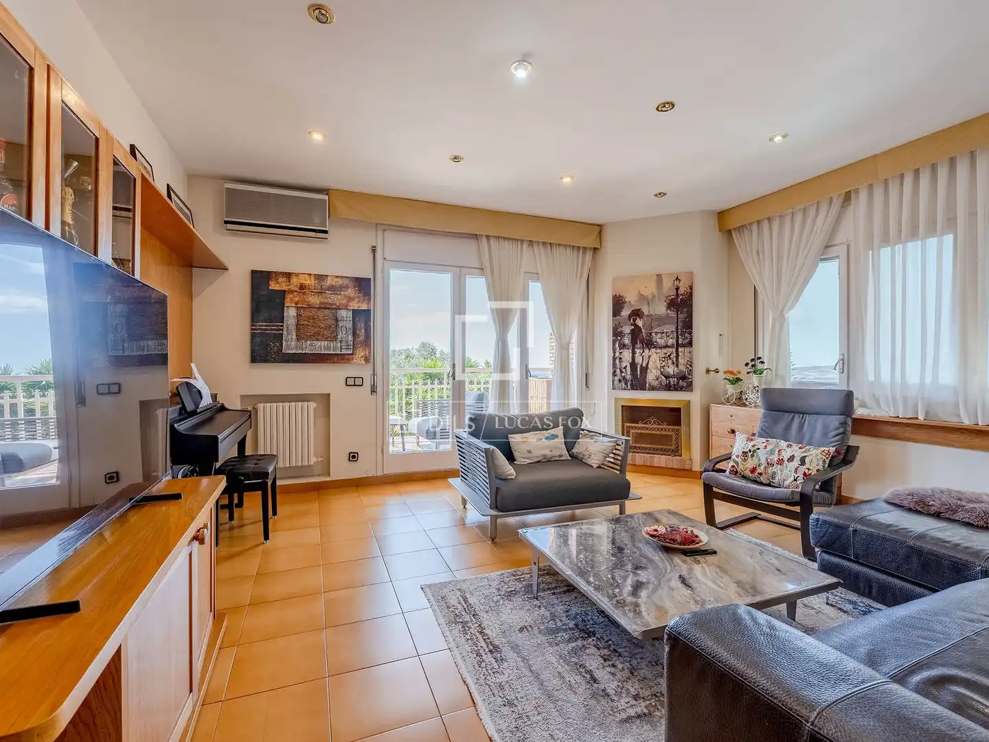 Living room of Houses for sale in Sant Just Desvern  with Air Conditioner, Private garden and Terrace