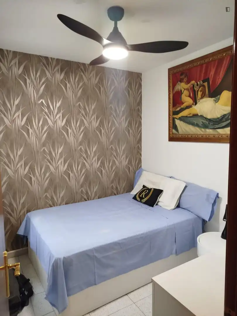 Habitación de Apartamento para compartir en Badalona con Amueblado, Horno y Lavadora