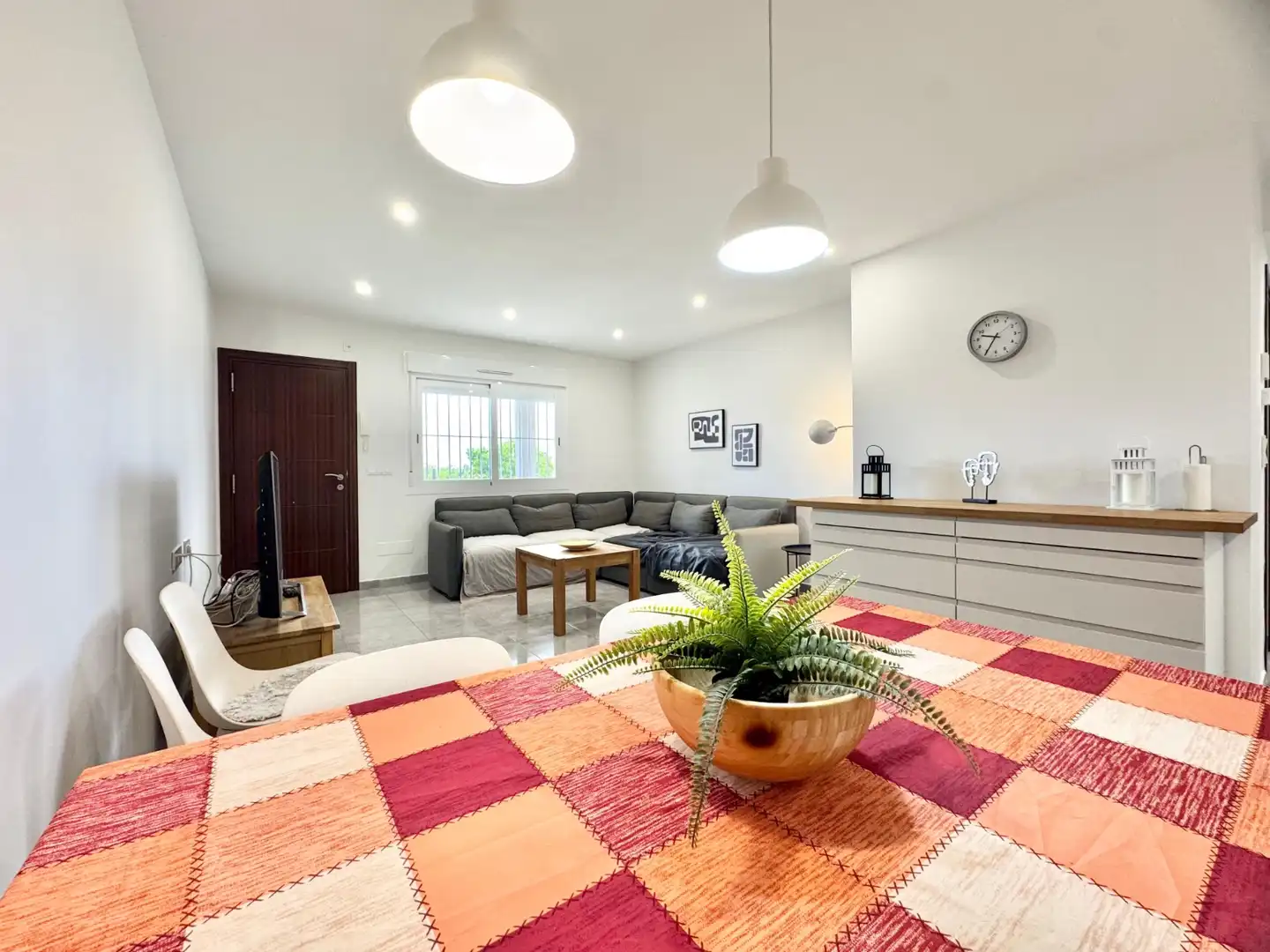 Sala d'estar de Casa o xalet de lloguer en Torrevieja amb Aire condicionat, Piscina i Moblat