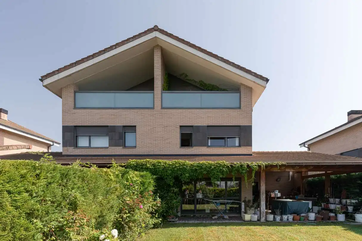 Außenansicht von Einfamilien-Reihenhaus zum Verkauf in Iza / Itza mit Heizung, Privatgarten und Terrasse