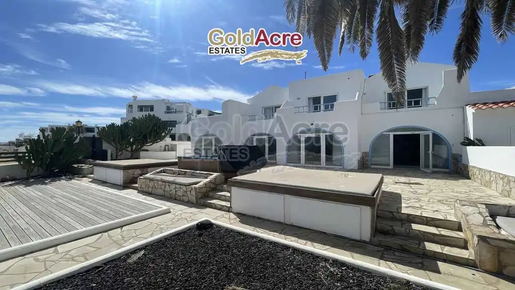 House for sale in Corralejo