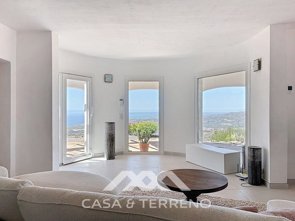 Sala d'estar de Casa o xalet en venda en Arenas amb Aire condicionat, Jardí privat i Terrassa