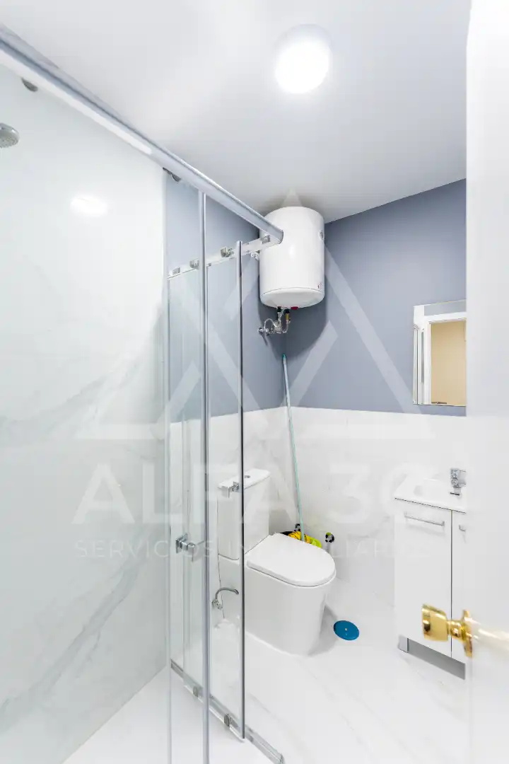 Badezimmer von Wohnung zum Verkauf in Miraflores de la Sierra mit Heizung, Terrasse und Ofen