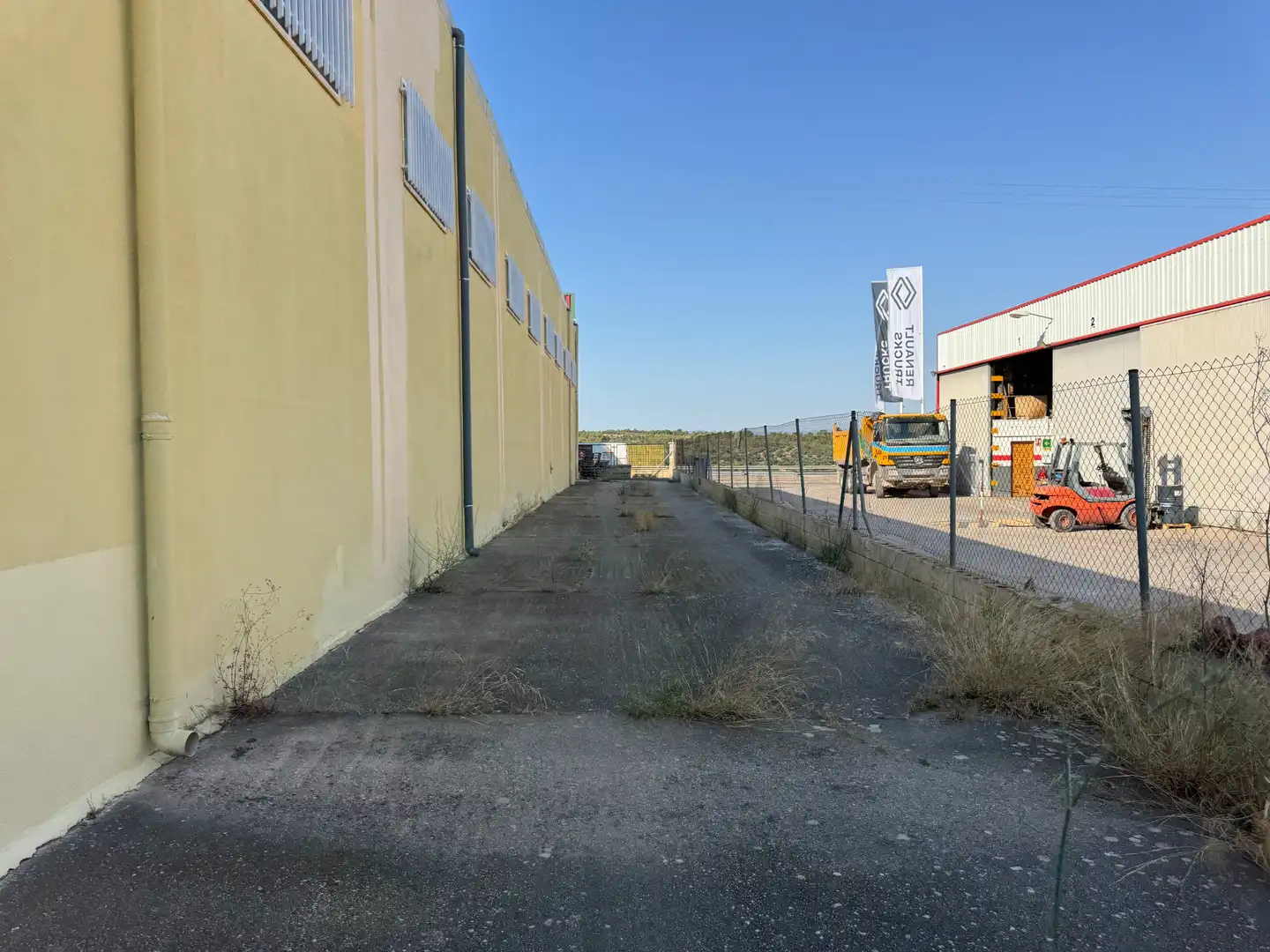 Außenansicht von Fabrikhallen zum Verkauf in Alcañiz