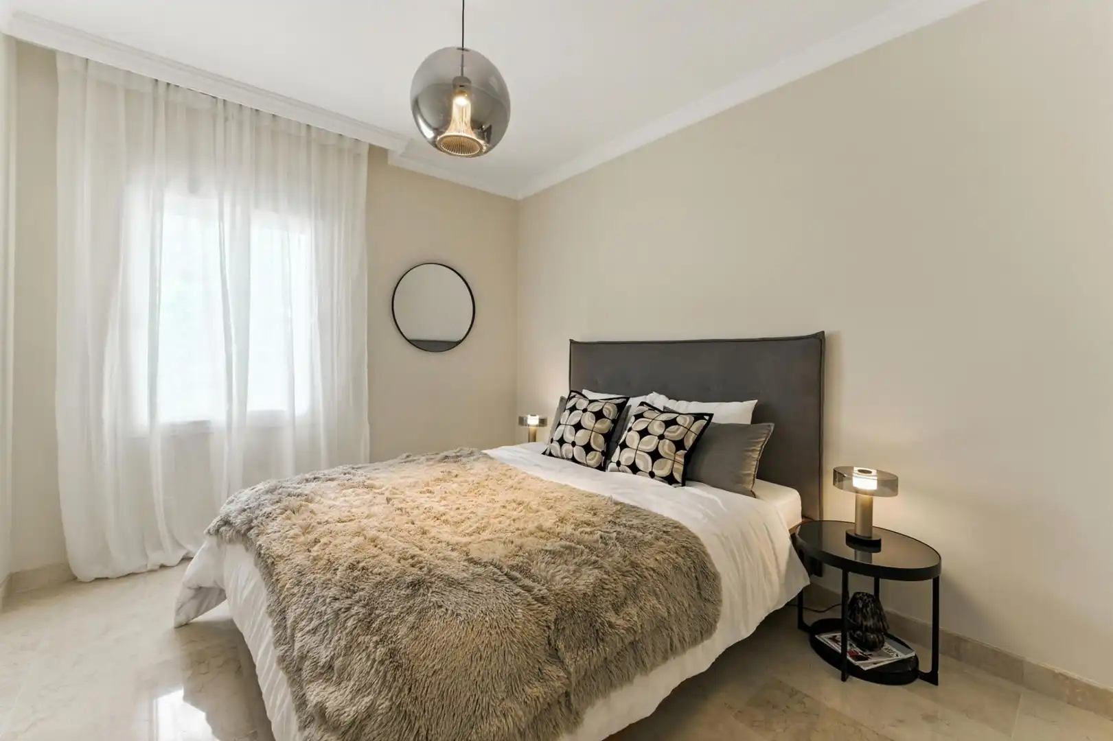 Dormitori de Apartament de lloguer en Marbella amb Aire condicionat, Terrassa i Traster