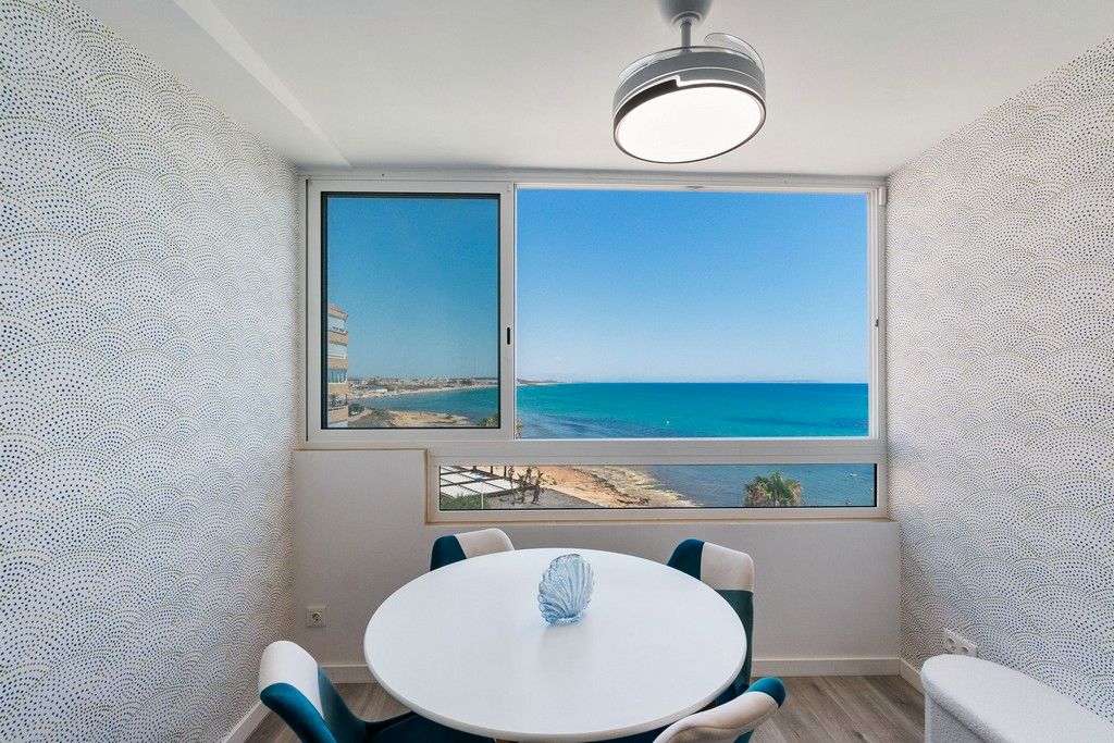 Menjador de Apartament en venda en Torrevieja amb Parquet i Moblat