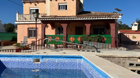 Amplia vivienda familiar de 5 dormitorios con piscina y terreno en Vilamarxant
