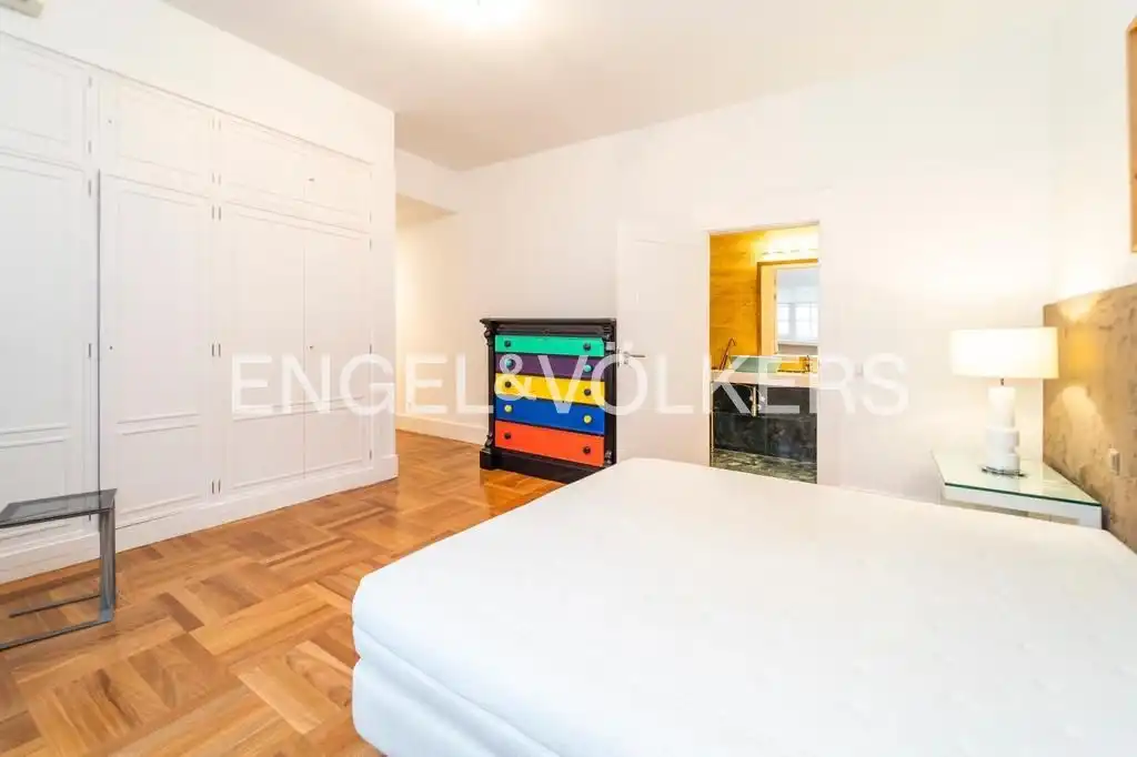 Schlafzimmer von Wohnung zur Miete in Madrid mit Klimaanlage, Heizung und Parkett