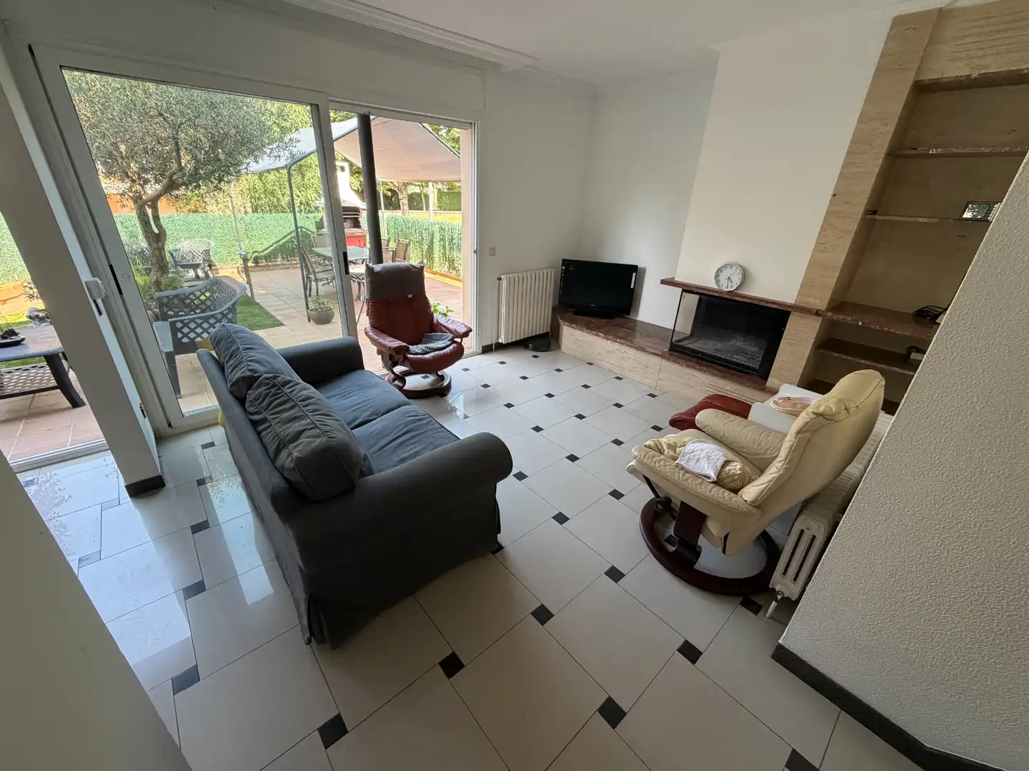 Sala d'estar de Casa adosada en venda en Olot amb Aire condicionat, Calefacció i Jardí privat
