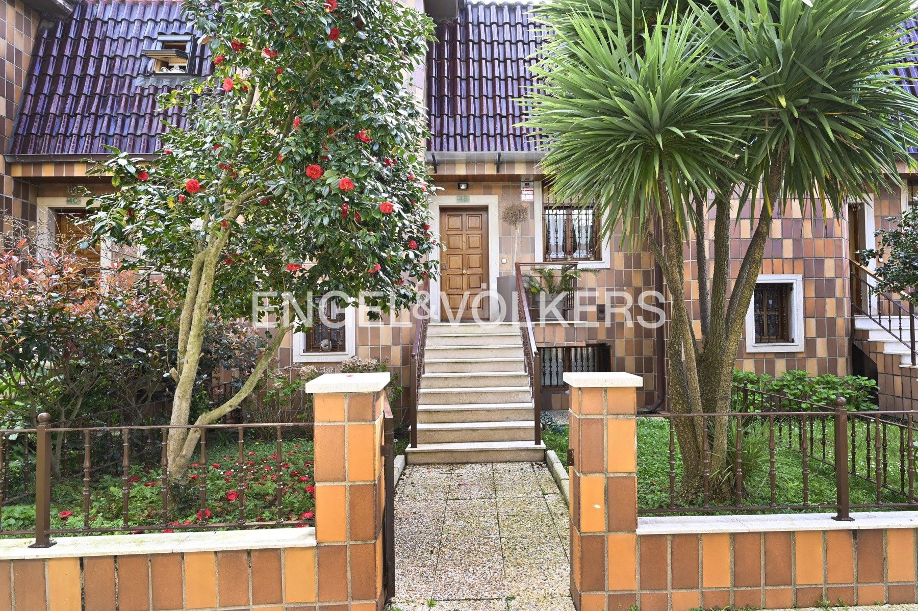 Vista exterior de Casa adosada en venta en Santander con Calefacción, Parquet y Terraza