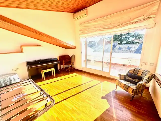 Sala d'estar de Casa adosada en venda en Sant Cugat del Vallès amb Aire condicionat, Calefacció i Jardí privat