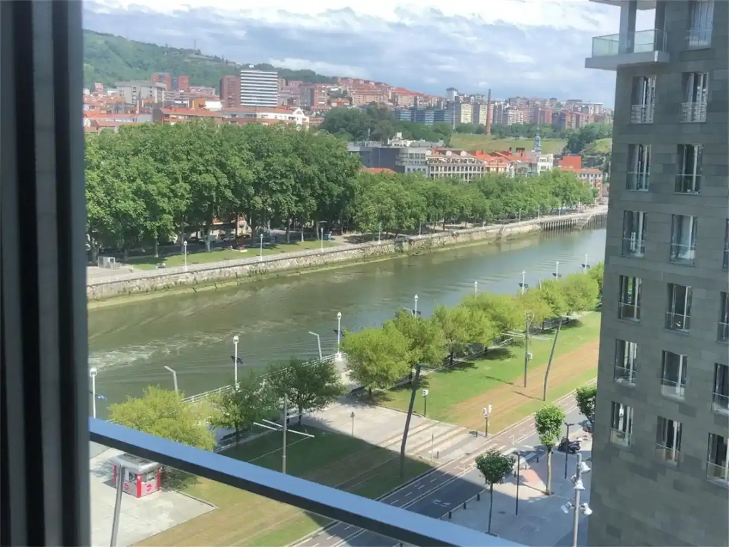 Vista exterior de Apartament en venda en Bilbao  amb Aire condicionat i Balcó