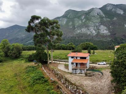 Vista exterior de Casa o xalet en venda en Ribadesella amb Calefacció, Jardí privat i Terrassa