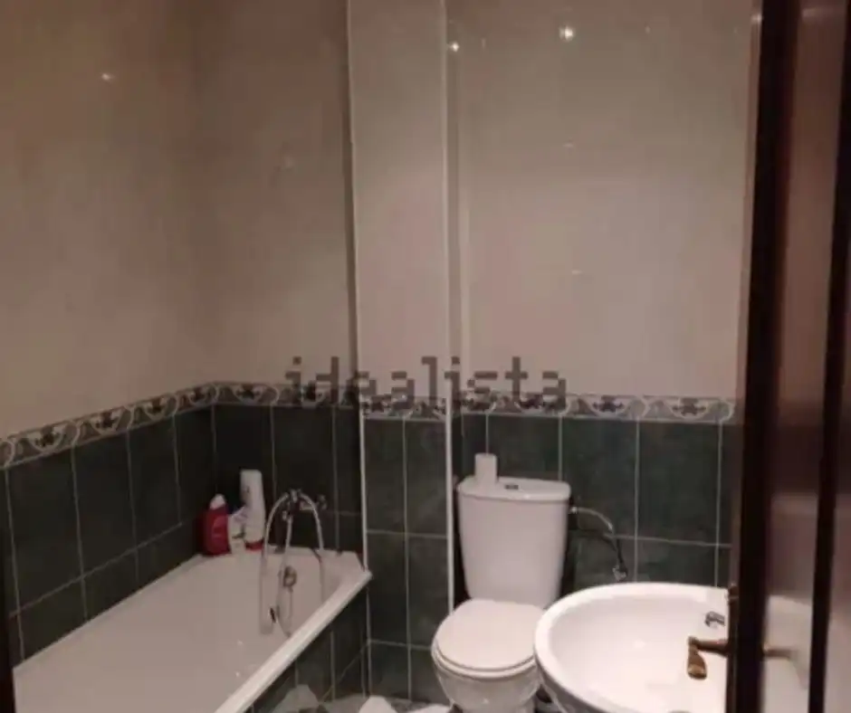 Badezimmer von Einfamilien-Reihenhaus zum Verkauf in San Bartolomé de la Torre mit Heizung, Terrasse und Abstellraum
